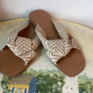 Sandals size 8 slip on universal thread